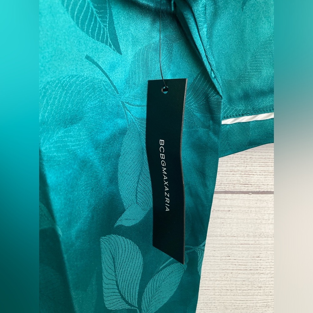 BCBGMAXAZRIA | NWT Women’s 2 Piece Leaf Jacquard Top & Short Set - Picture 7 of 9